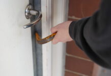 Indbrud i Ejby: Tyve fjernede rude og stjal værktøj og maskiner