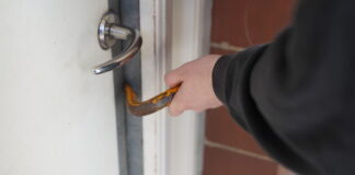 Indbrud i Ejby: Tyve fjernede rude og stjal værktøj og maskiner