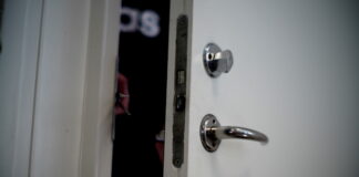 Tyve slog til i Odense – slap af sted med bil og værdier