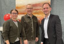 Regn, balloner og ren vand med Bruus: Sådan åbnede ministeren valgbutik i Middelfart