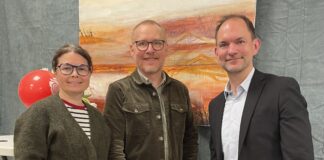 Regn, balloner og ren vand med Bruus: Sådan åbnede ministeren valgbutik i Middelfart